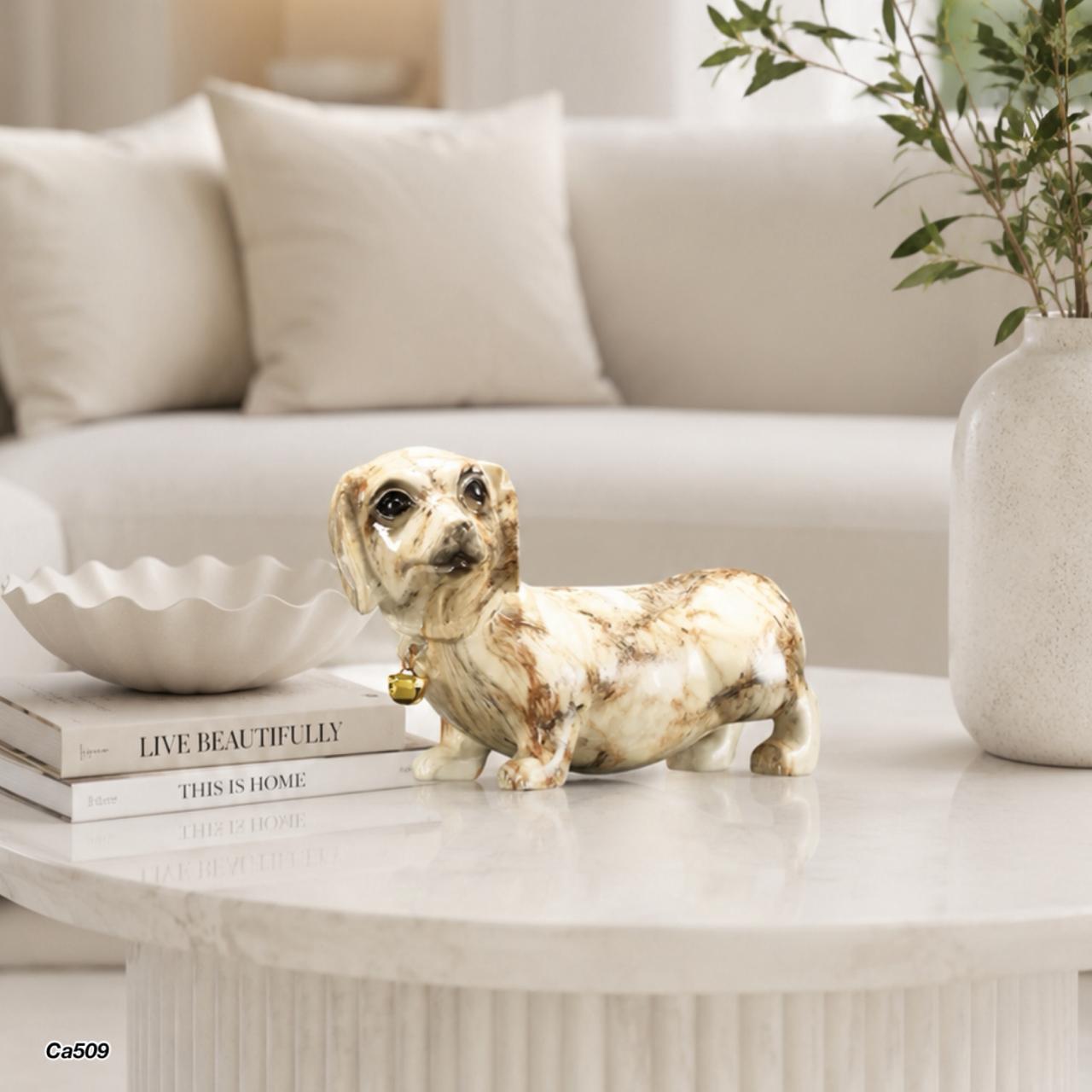 Articulo decorativo perro salchicha beige marmolizado detalle dorado 22cm* 9cm* 13cm
